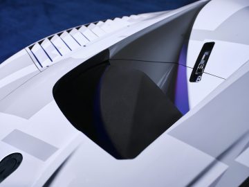 Vista superior del BMW M4 GT3 mostrando el diseño innovador del techo y aerodinámica.