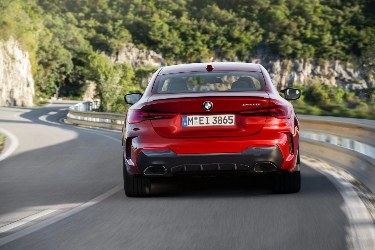 Vista dinámica de la trasera y lateral de un BMW M440i Competition en carretera