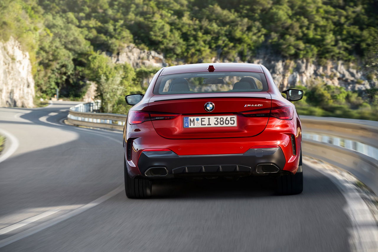 Vista dinámica de la trasera y lateral de un BMW M440i Competition en carretera