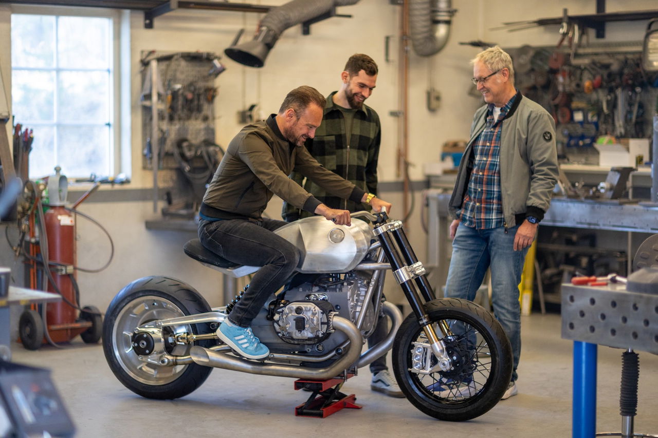 Nueva BMW R20 con motor Bóxer de 2L y diseño retro, captada en su esencia más pura.