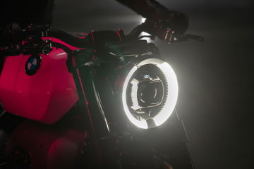 Primer plano faro BMW R20 con detalles cromados y luces LED.