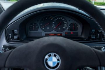 Consola central e instrumentos del BMW Serie 8 con claros indicadores analógicos.