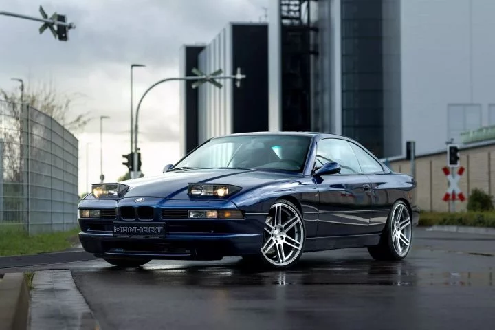 BMW Serie 8 con motor M5 posando majestuosamente