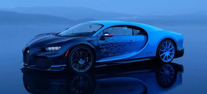 Bugatti Chiron L'Ultime en tono azul y negro, majestuosidad sobre ruedas.