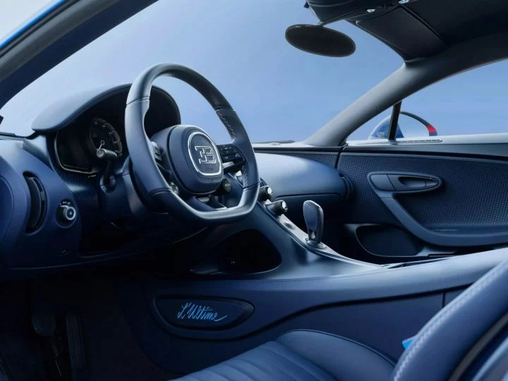 Cabina del Bugatti Chiron L'Ultime con volante y consola visibles