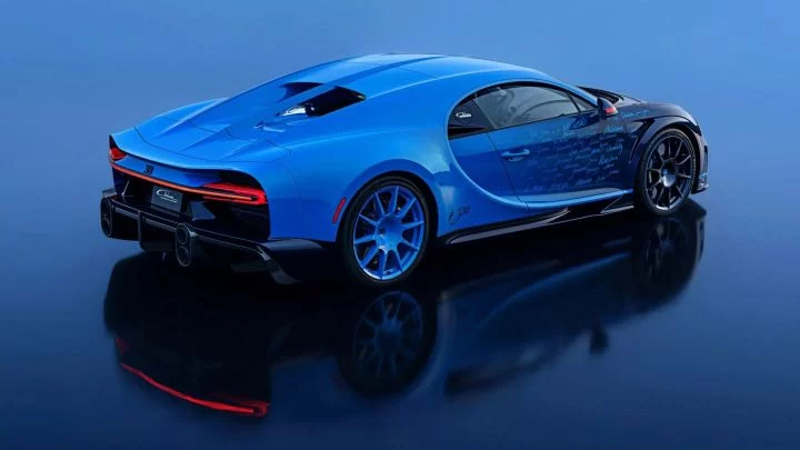 Vista lateral del Bugatti Chiron L'Ultime, imponente en acabado azul.