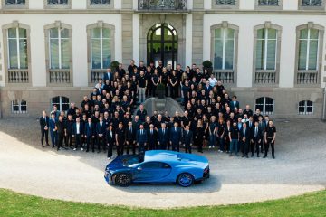 El Chiron L'Ultime en azul posa ante el equipo de Bugatti, un adiós legendario.