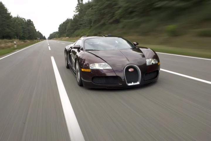 Bugatti Veyron en acción, desplegando su potencial a alta velocidad.