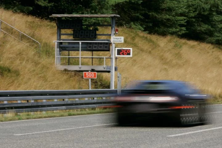 El Bugatti Veyron en plena demostración de su poderío a máxima velocidad.