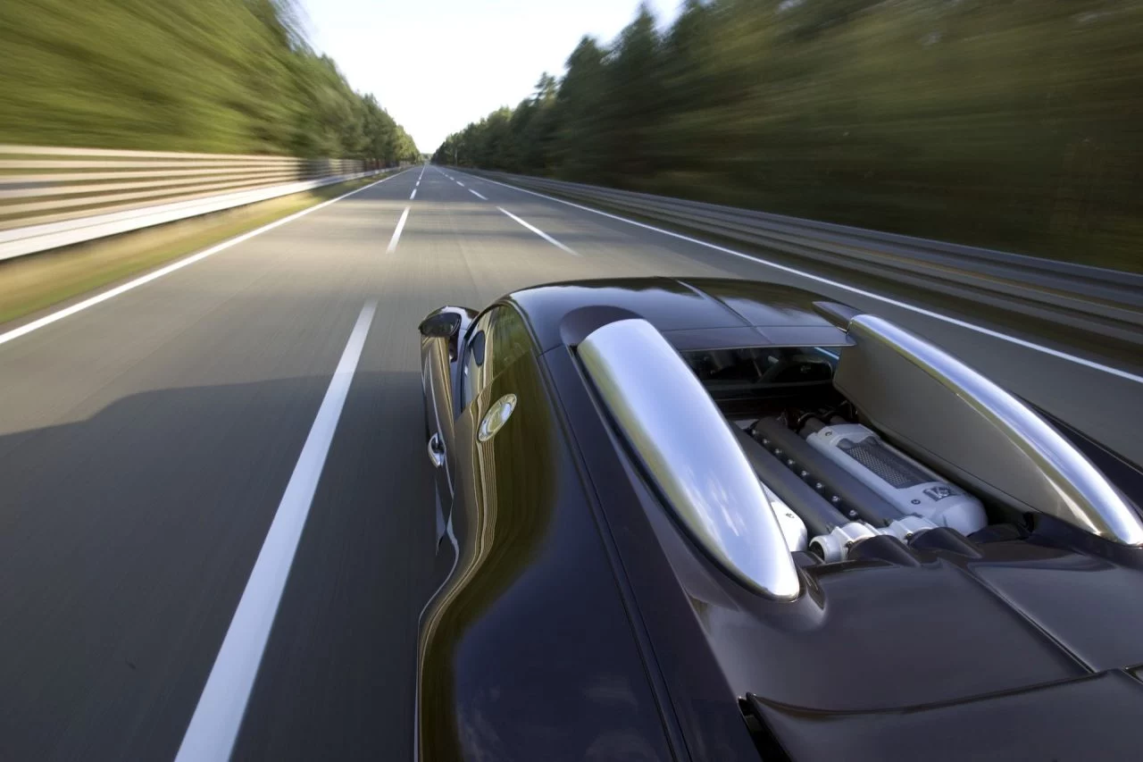 Vista lateral del Bugatti Veyron en plena demostración de su capacidad de velocidad.