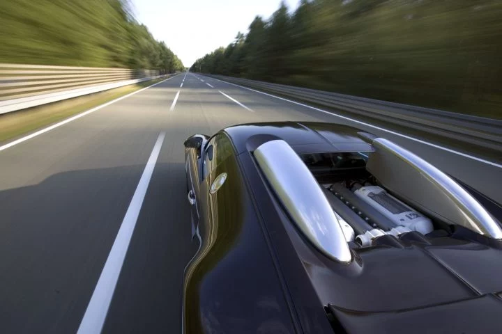 Vista lateral del Bugatti Veyron en plena demostración de su capacidad de velocidad.