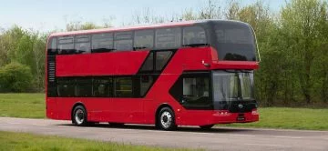 Vista lateral del autobús eléctrico BYD BD11 en Londres, destacando su diseño moderno y dimensiones imponentes.