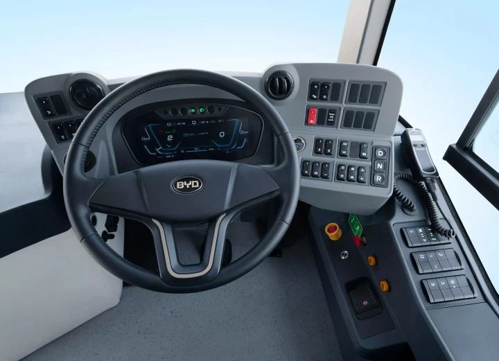 Vista detalle del volante e instrumentación del autobús eléctrico BYD.