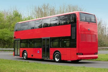 Autobús BYD BD11 en Londres con diseño moderno y distintivo en rojo.