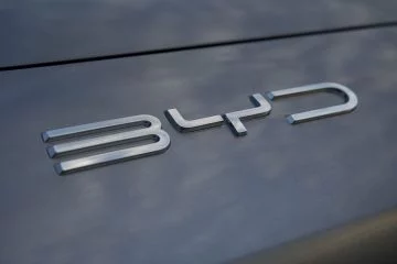 Detalle del logotipo BYD en la carrocería del vehículo.