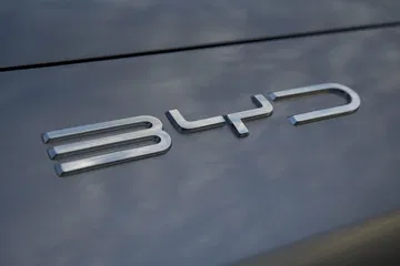 Detalle del logotipo BYD en la carrocería del vehículo.