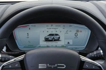 Pantalla digital del BYD Seal muestra autonomía y datos de conducción.