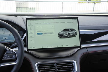 Pantalla central intuitiva y sofisticada del BYD Seal 2024, realza el habitáculo.