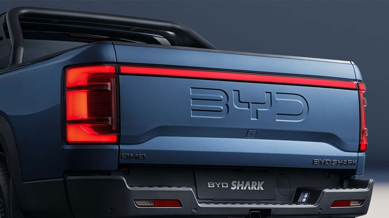 La trasera del BYD Shark 2024 define robustez y modernidad.