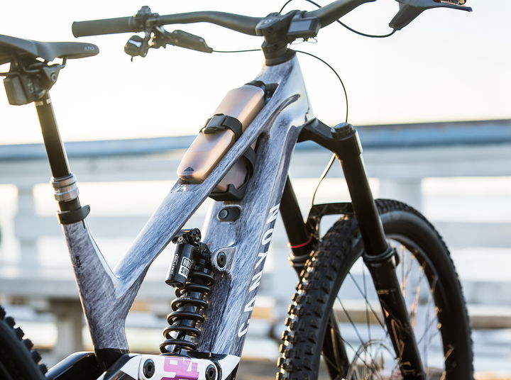 Canyon Torque:ON CF, ebike de descenso con chasis de carbono y motor Shimano.