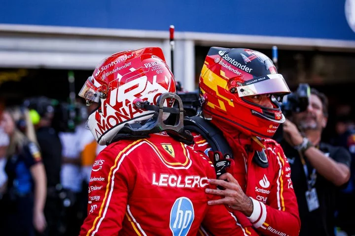 Carlos Sainz en GP de Mónaco 2024, momento de concentración con el equipo.