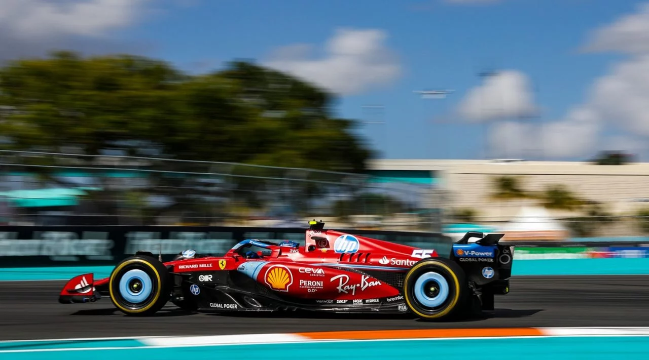 Vista lateral de Carlos Sainz Jr. pilotando el Ferrari en el circuito de Miami