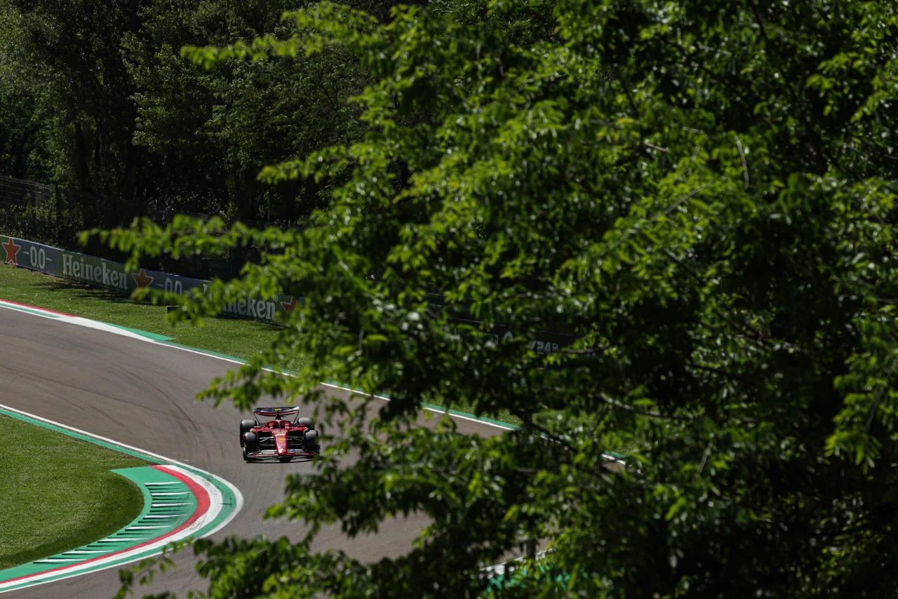 Carlos Sainz a bordo de su monoplaza, mostrando su destreza en Imola