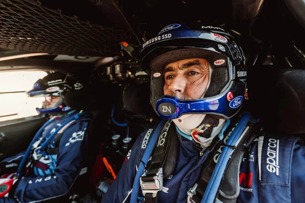 Interior del Ford Rally con Carlos Sainz y Nani Roma preparados para competir en el Dakar 2025.