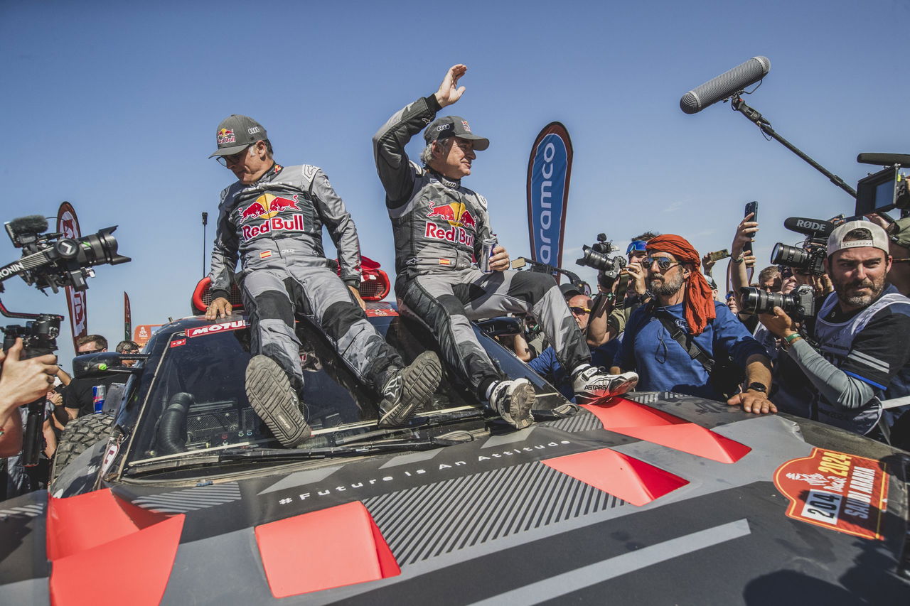 Carlos Sainz y Nani Roma celebran éxito en el Rally Dakar 2025 junto al Ford.