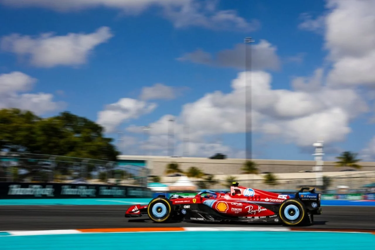 Monoplaza de la Scuderia Ferrari en acción, diseño aerodinámico y colores icónicos.