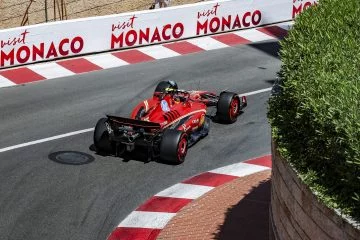 El monoplaza de Carlos Sainz tomando una curva en Mónaco, muestra una ejecución impecable.