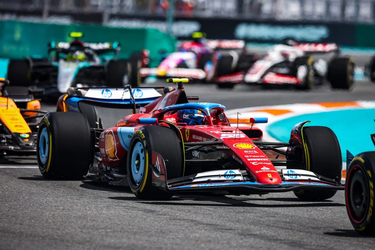 Monoplazas en plena competición en el GP de Miami, destacando ingeniería de vanguardia.