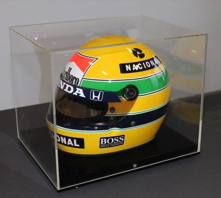 Réplica del icónico casco de Ayrton Senna, legendario piloto de Fórmula 1.
