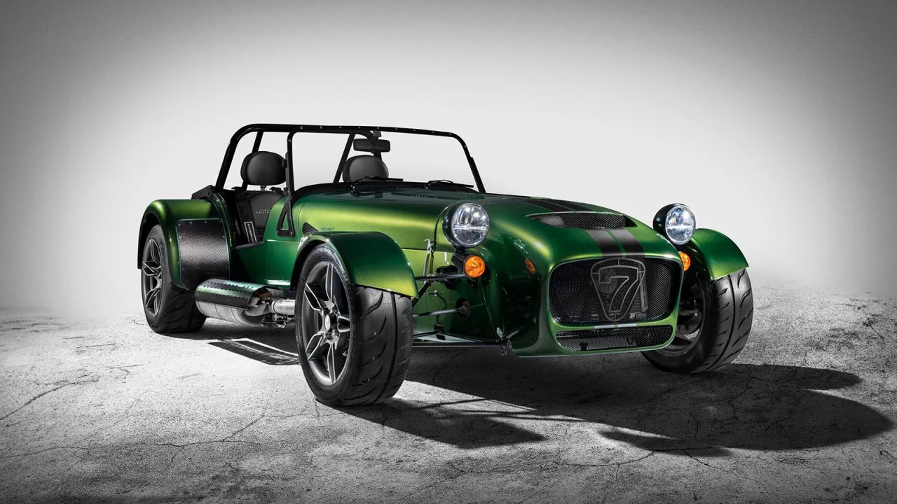 La imagen muestra la edición final del Caterham 485 en verde británico, perfil resaltado.