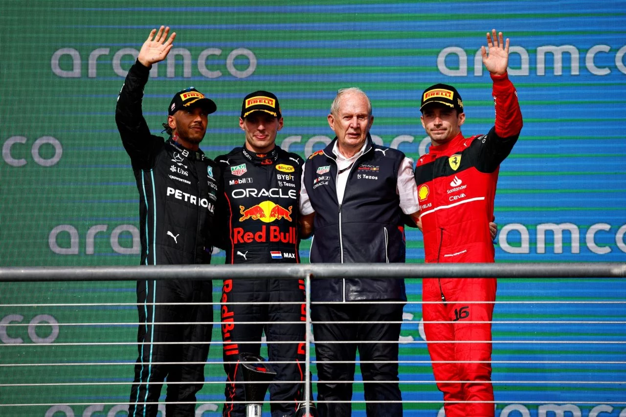 Podio de la F1 con Leclerc, Hamilton y Verstappen tras una carrera en 2024.