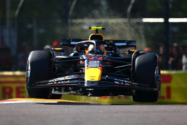 Monoplaza de Red Bull en acción, destacando aerodinámica trasera