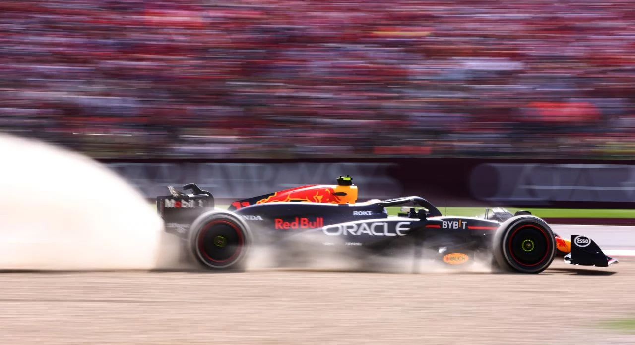 Checo Pérez a bordo del monoplaza Red Bull Racing en Imola