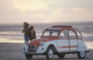 Citroën 2CV Spot en entorno playero, edición limitada que marcó época.
