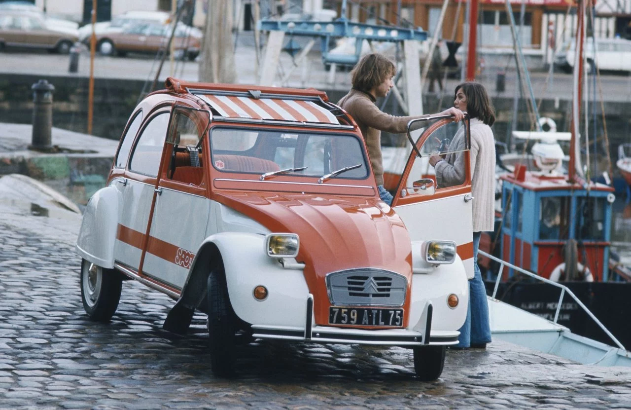 Citroën 2CV Spot en edición limitada, mostrando su icónico diseño lateral.