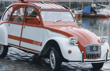 Citroën 2CV Spot en acabado bicolor con techo de lona.