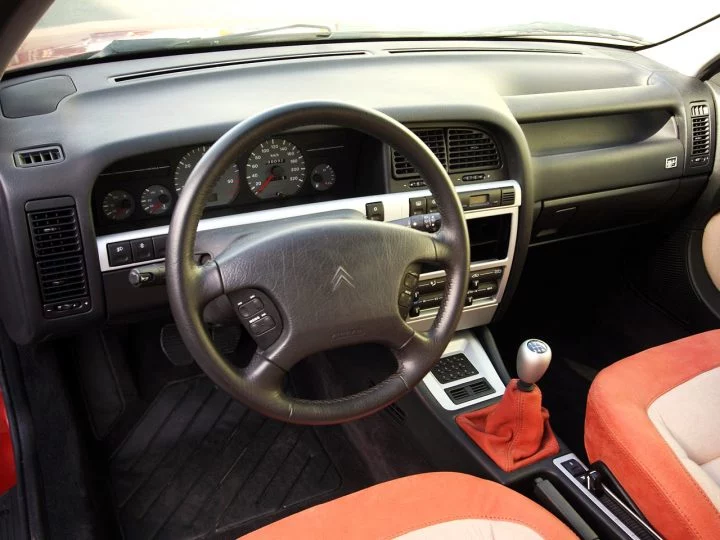 Vista de la cabina del Citroën Xantia, con enfoque en volante y asientos.