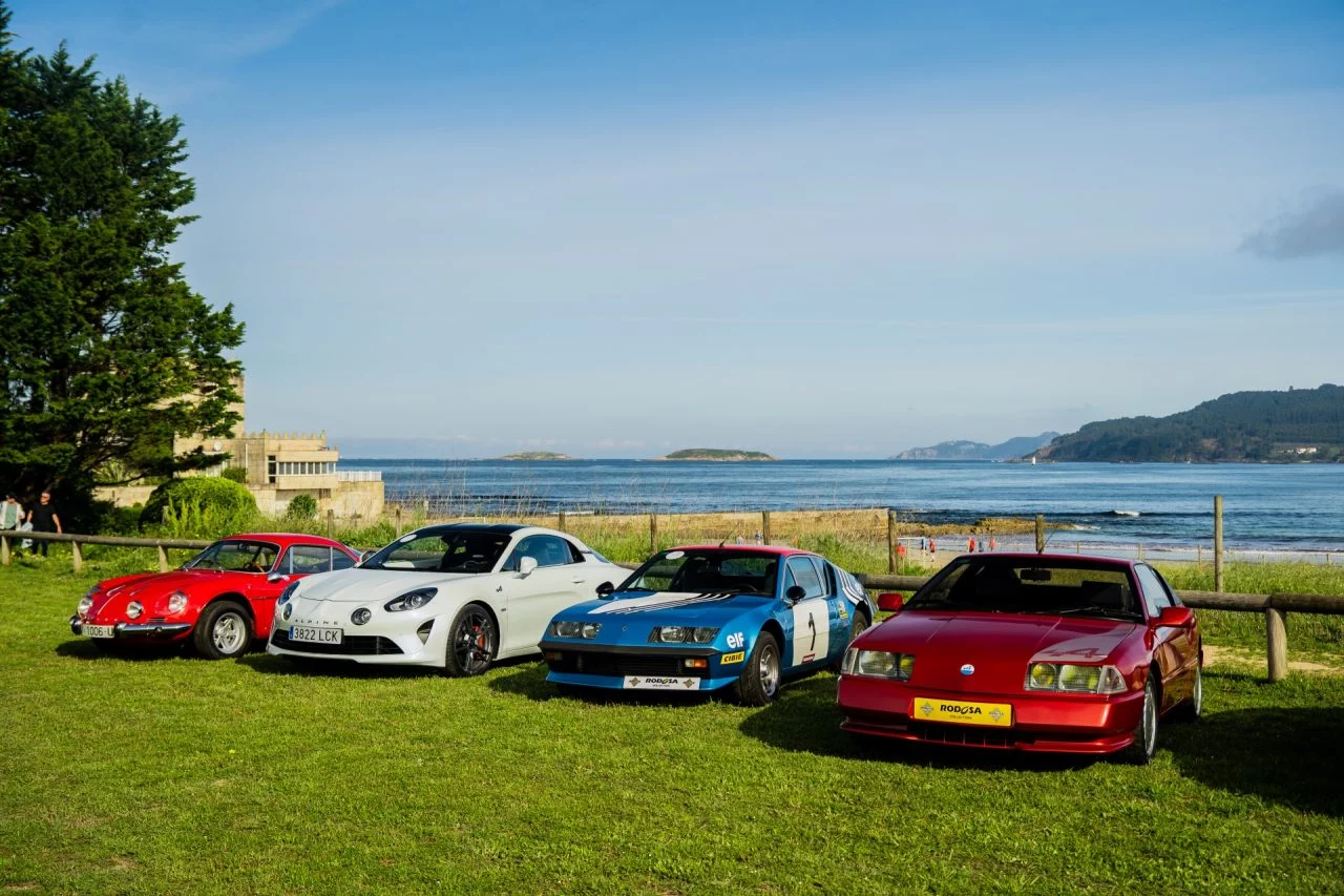 Exhibición de Renault Sport y Alpine con fondo paisajístico