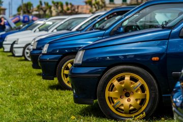 Exposición Renault Sport, variedad de modelos clásicos y modernos en fila.