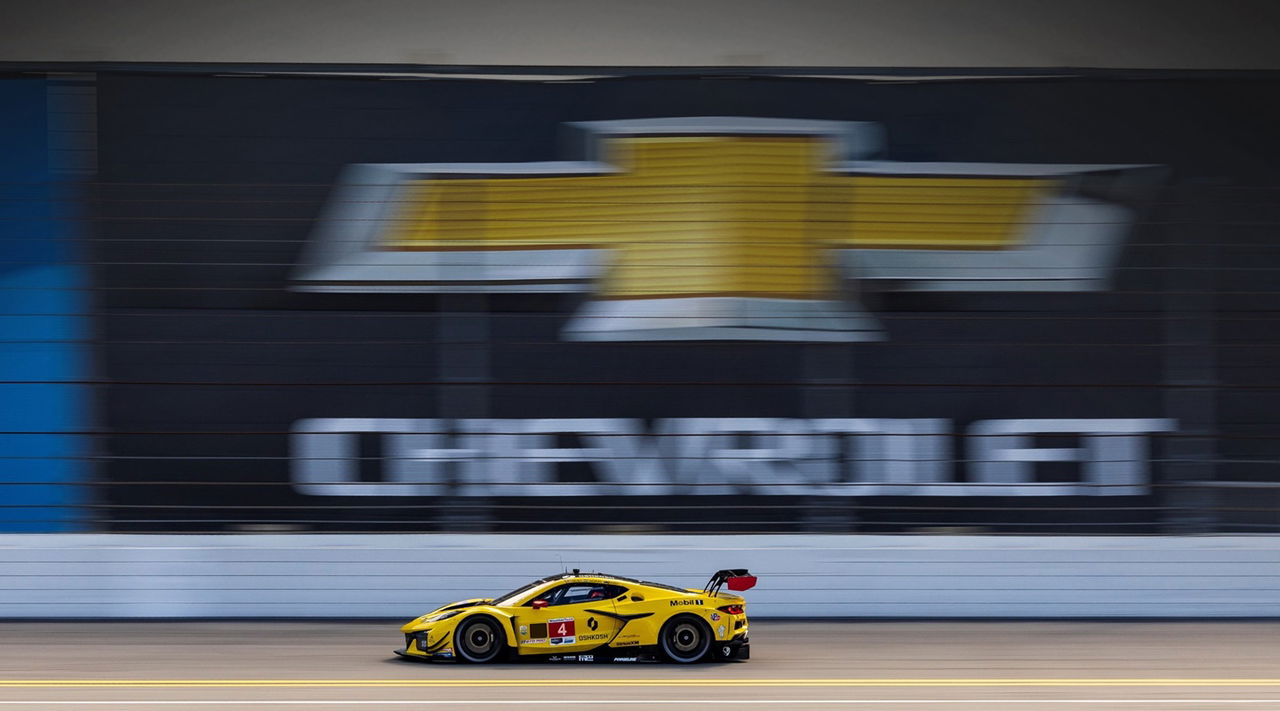 Vista lateral del Corvette GT3 de Pratt Miller en IMSA, muestreo de dominio y diseño.