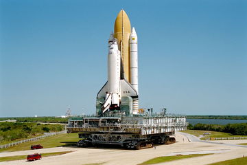 Vista lateral del NASA Crawler-Transporter, vehículo icónico de la era espacial.