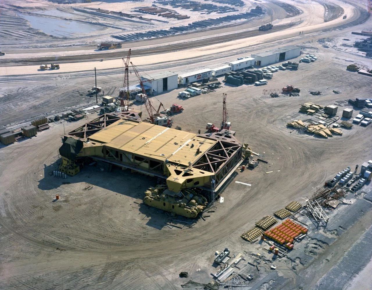 Vista aérea del Crawler-Transporter de NASA, vehículo monumental.