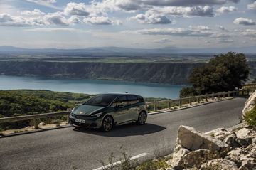 Cupra Born VZ en carretera con vistas panorámicas