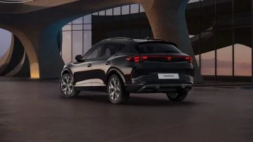 Vista trasera y lateral del Cupra Formentor 2024, mostrando su línea deportiva y distintiva.