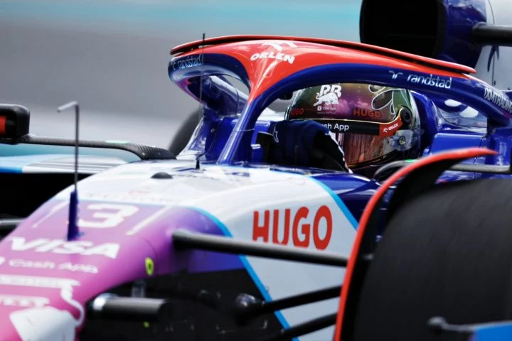 Daniel Ricciardo concentra mirada sprint calificación F1 Miami 2024.