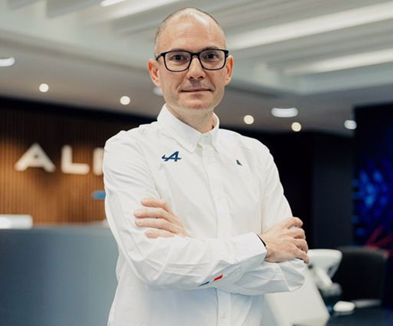 Retrato de Dave Sánchez con uniforme de Alpine, sin vista directa al Alpine DT4.